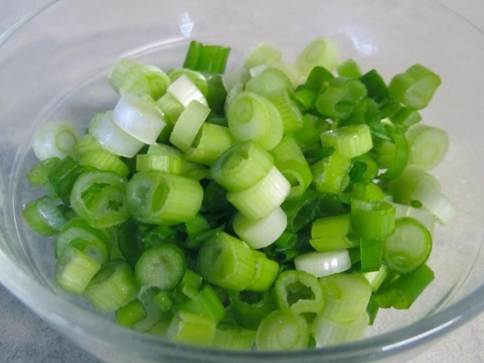What are the benefits and harm of green onions?